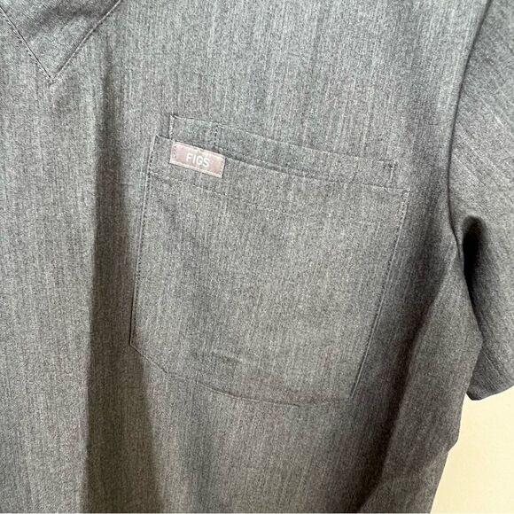 Figs Men’s Leon Three-Pocket Scrub Top Charcoal Heather Gray V-Neck Scrub Shirt - Picture 7 of 13